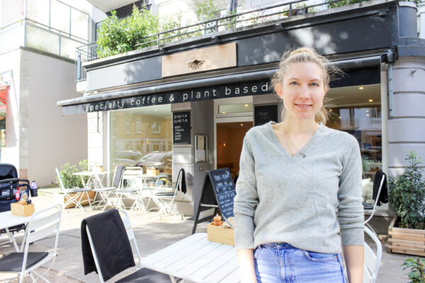 Lisa Schreyer vom Café Roots will alle Auflagen für Außengastro so korrekt wie möglich erfüllen, um keine Probleme zu bekommen.