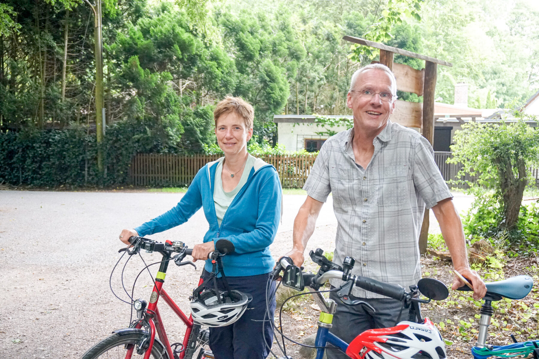 Claudia und Gerold sind auch mit dem Fahrrad beim Geocaching unterwegs. Foto: Julia Haas