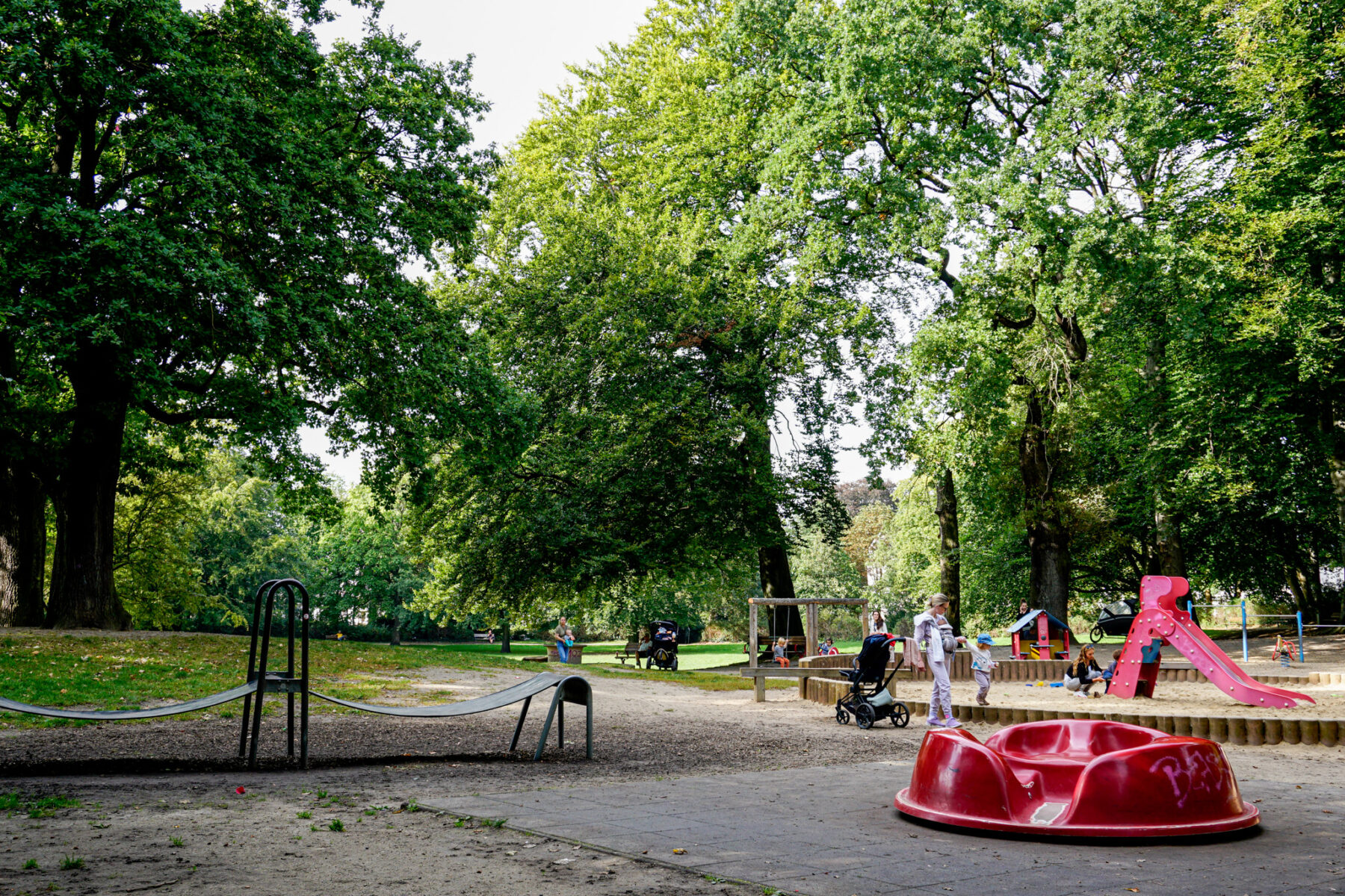 Im Innocentiapark gibt es keine Abgrenzung zwischen Parkwiese und Spielplatz. Foto: Julia Haas