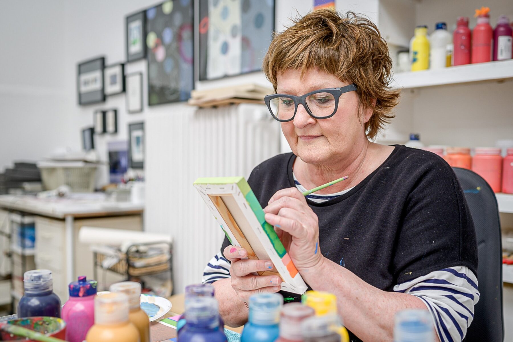 Künstlerin Ulrike Willenbrink in ihrem Atelier in einem Hinterhof im Langenfelder Damm. Foto: Rainer Wiemers