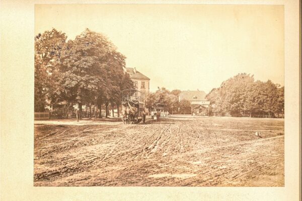 Der Eimsbütteler Marktplatz um 1870 mit Blickrichtung zur Kieler Straße. Foto: Staatsarchiv Hamburg
