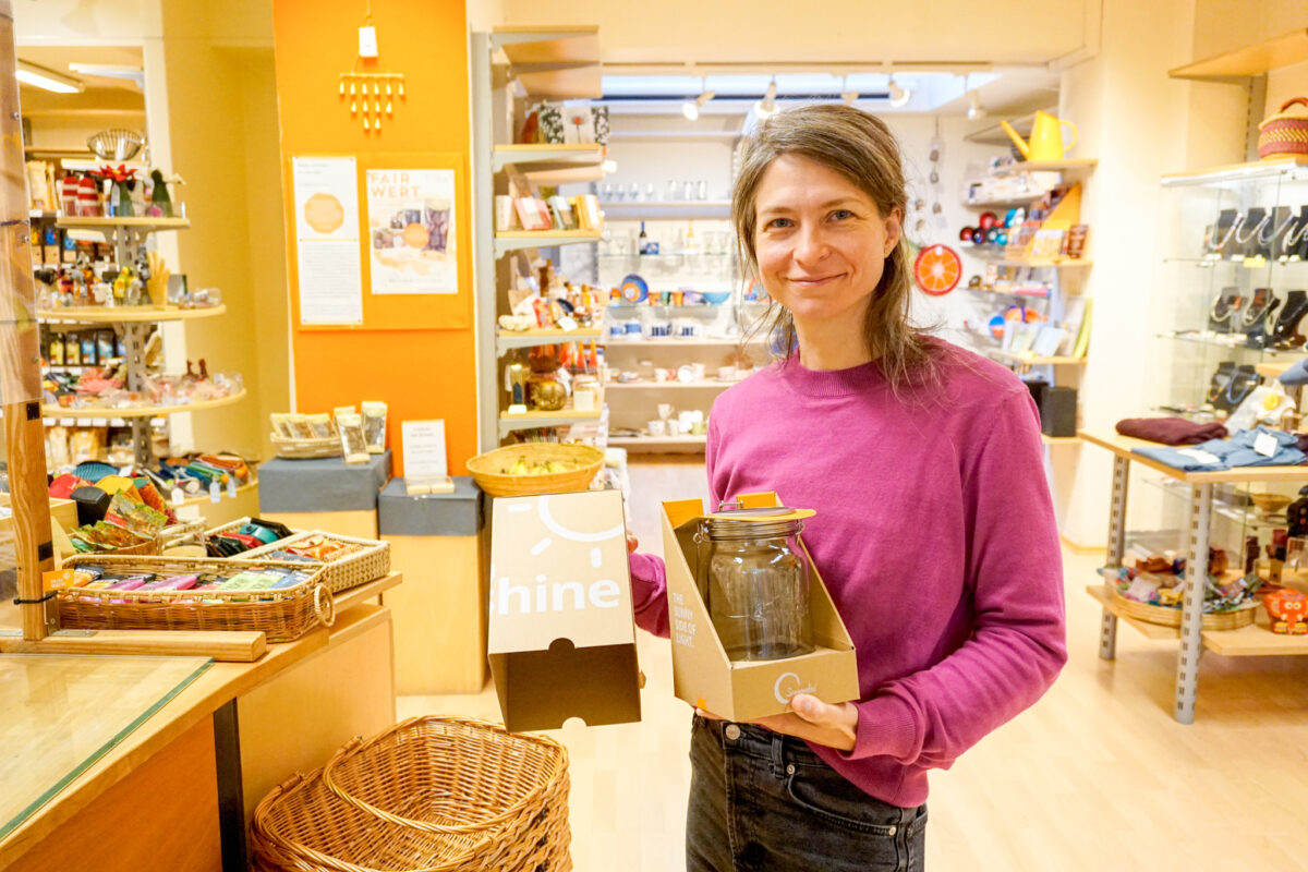 Das Team um Geschäftsführerin Franziska Schneider vom Weltladen muss aus den Räumen in der Osterstraße ausziehen. Foto: Julia Haas