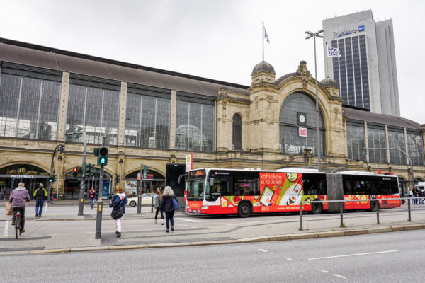 Viele Eimsbütteler reisen täglich mit den Nah- und Fernverkehr vom Bahnhof Dammtor ab. Foto: Lilly Palmbach