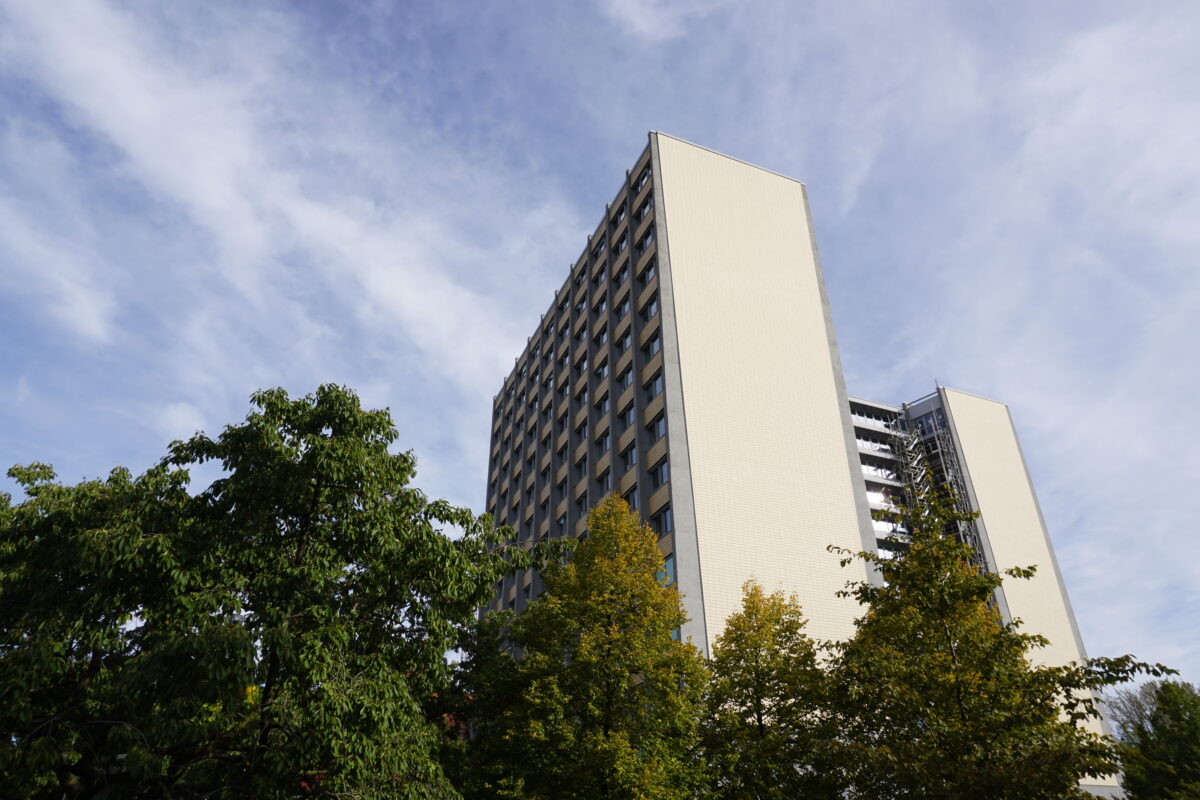 Der Philosophenturm steht mitten auf dem Hauptcampus der Universität Hamburg. Jetzt wird er wieder mit Leben gefüllt. Foto: Lilly Palmbach