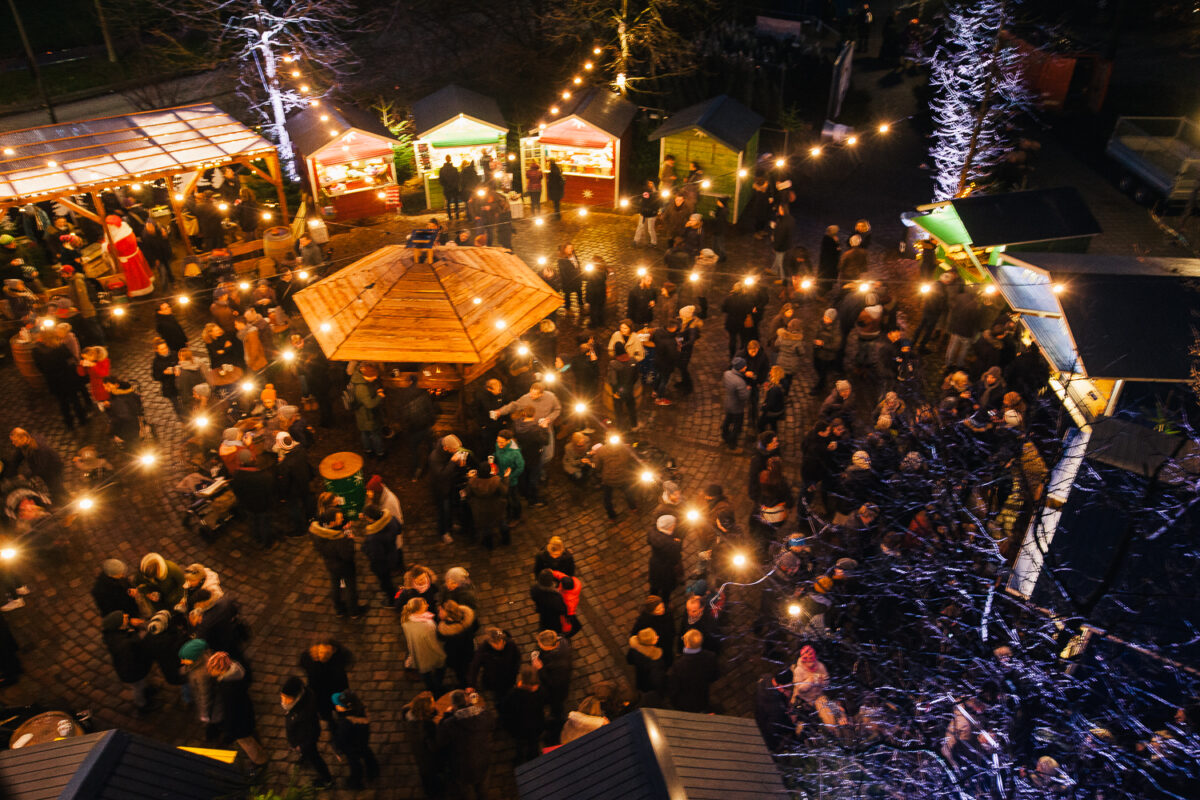 Auf dem Weihnachtsmarkt an der Apostelkirche erwartet Besuchende ein umfassendes Programm sowie viele kulinarische Highlights. Foto: Jennifer Kipke