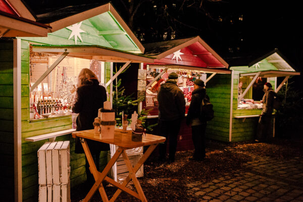 Der Weihnachtsmarkt an der Apostelkirche schenkt ab dem 16. November Glühwein und Punsch aus. Foto: Weihnachtsmarkt Apostelkirche