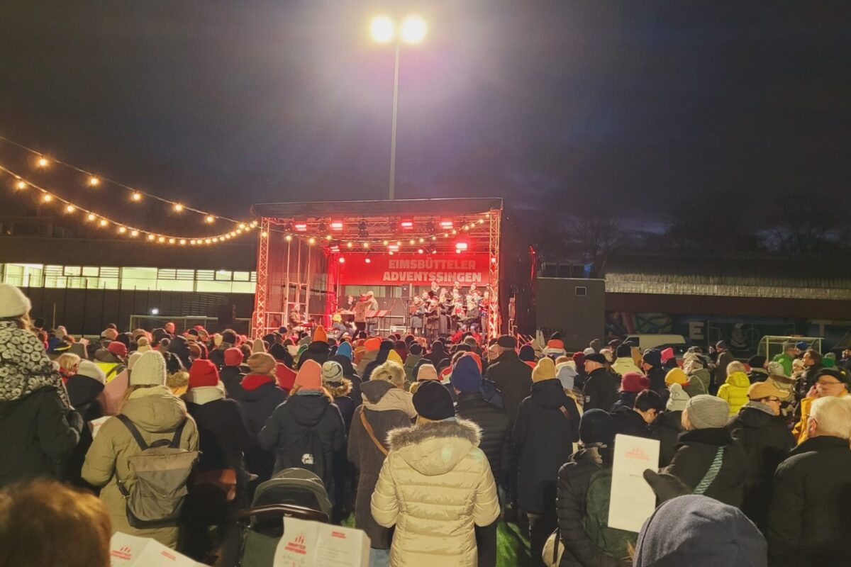 Der Eimsbütteler Turnverband lädt am 17. Dezember um 17 Uhr zum Adventssingen auf dem ETV Sportplatz an der Bundesstraße ein.