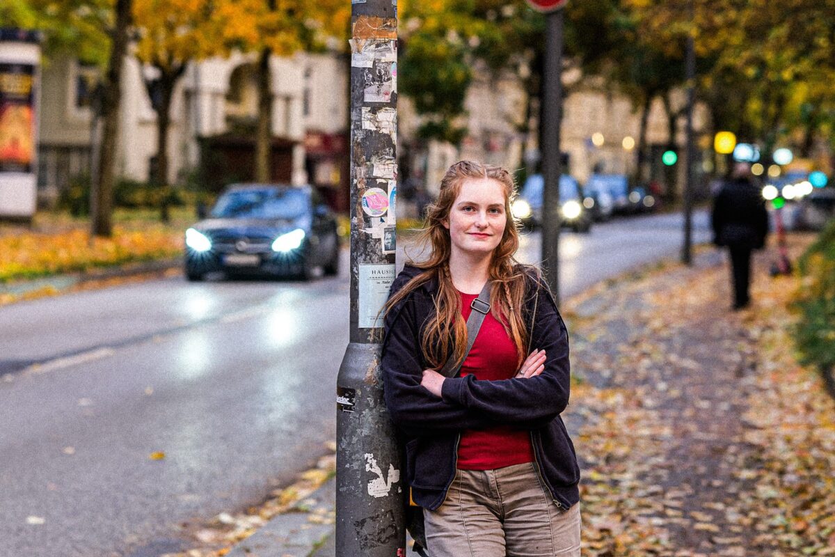 Laura Bischoff ist 17 Jahre alt. Bis zur 10. Klasse hat sie das Emilie-Wüstenfeld-Gymnasium besucht. Jetzt macht sie ihr Abitur in Winterhude. Foto: Rainer Wiemers