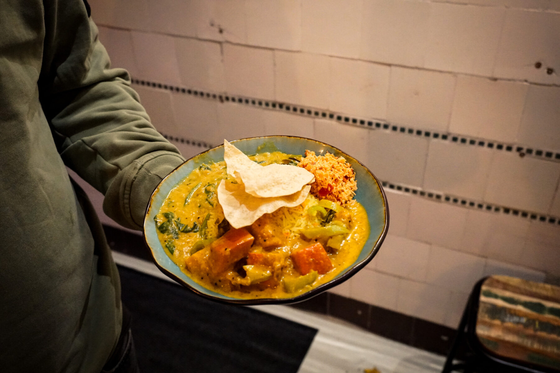 Mittags gibt es Reis- und Currybowls sowie Rotis mit hausgemachtem Mango- und Chili-Chutney. Foto: Lilly Palmbach