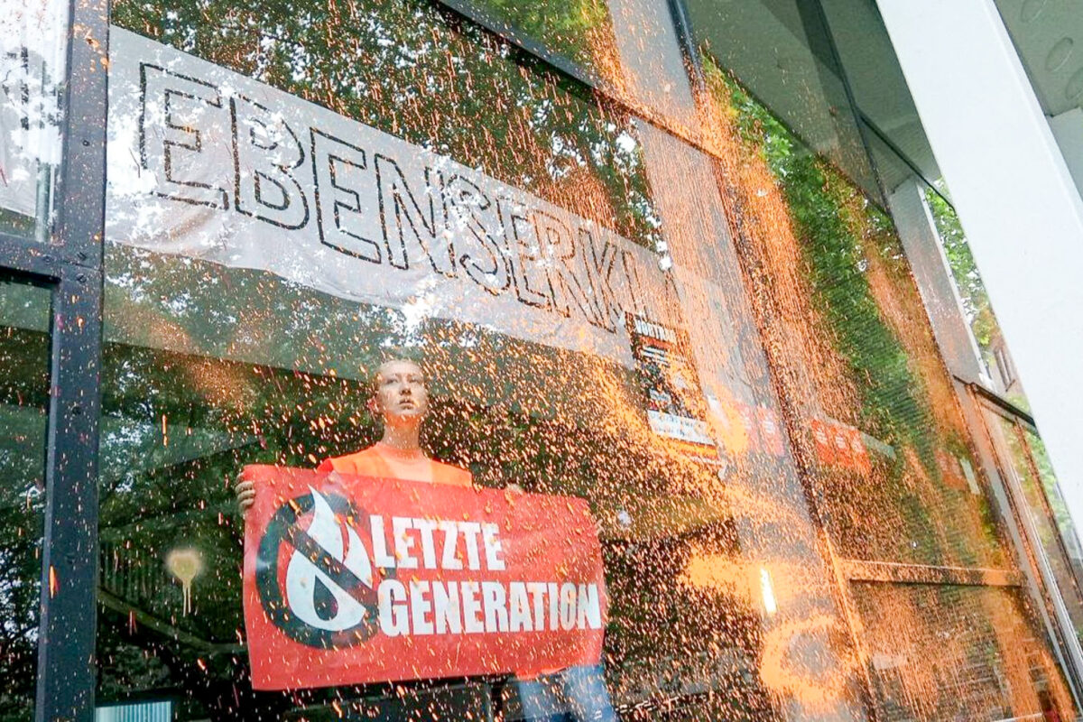 Seit 2022 organisieren Klimaaktivisten unter dem Namen "Letzte Generation" gemeinsam Aktionen, um einen politischen Wandel für den Klimaschutz zu erreichen. Foto: Letzte Generation