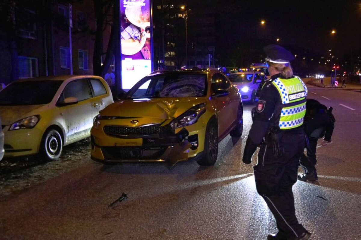 Der Verkehrsunfalldienst stellte das nicht mehr fahrbereite Unfallauto sicher. Foto: HamburgNews