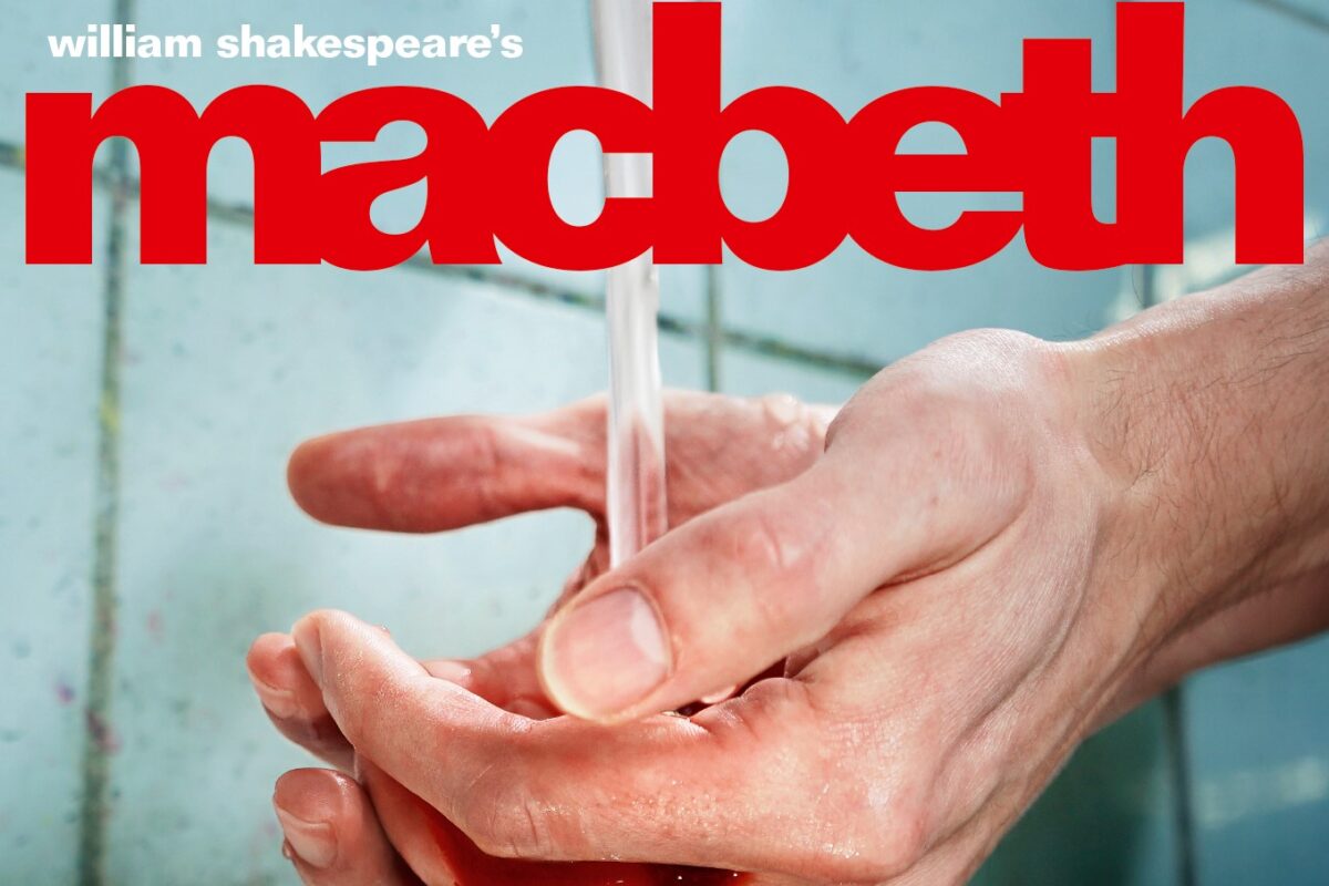 Regisseur Jasper Koch präsentiert im Januar die Premiere seiner Inszenierung von „Macbeth“ im Audimax der Universität Hamburg. Foto: Ole Friedrich