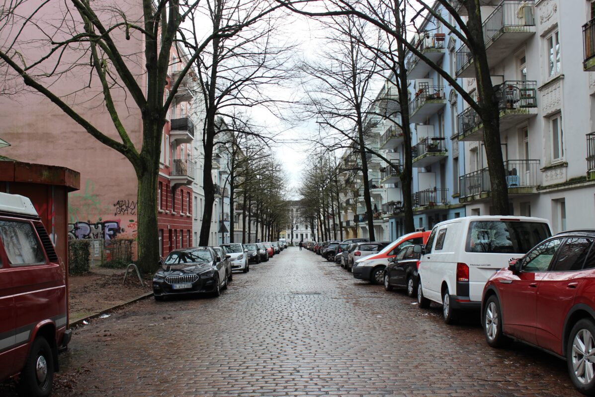 Am Luruper Weg sollen Autos ab sofort nur noch längs zur Fahrbahn parken.