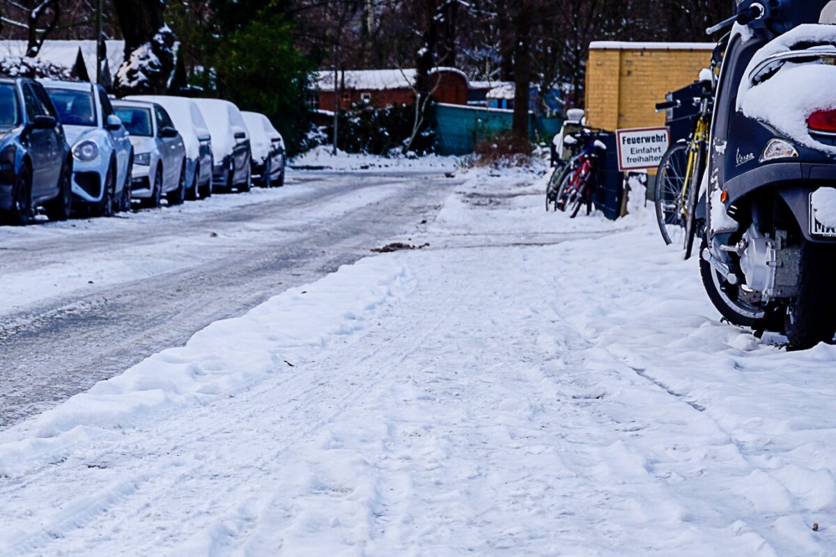 Auf der Straße und dem Fußweg hat sich eine dicke Eisschicht gebildet. Foto: Julius Wettwer