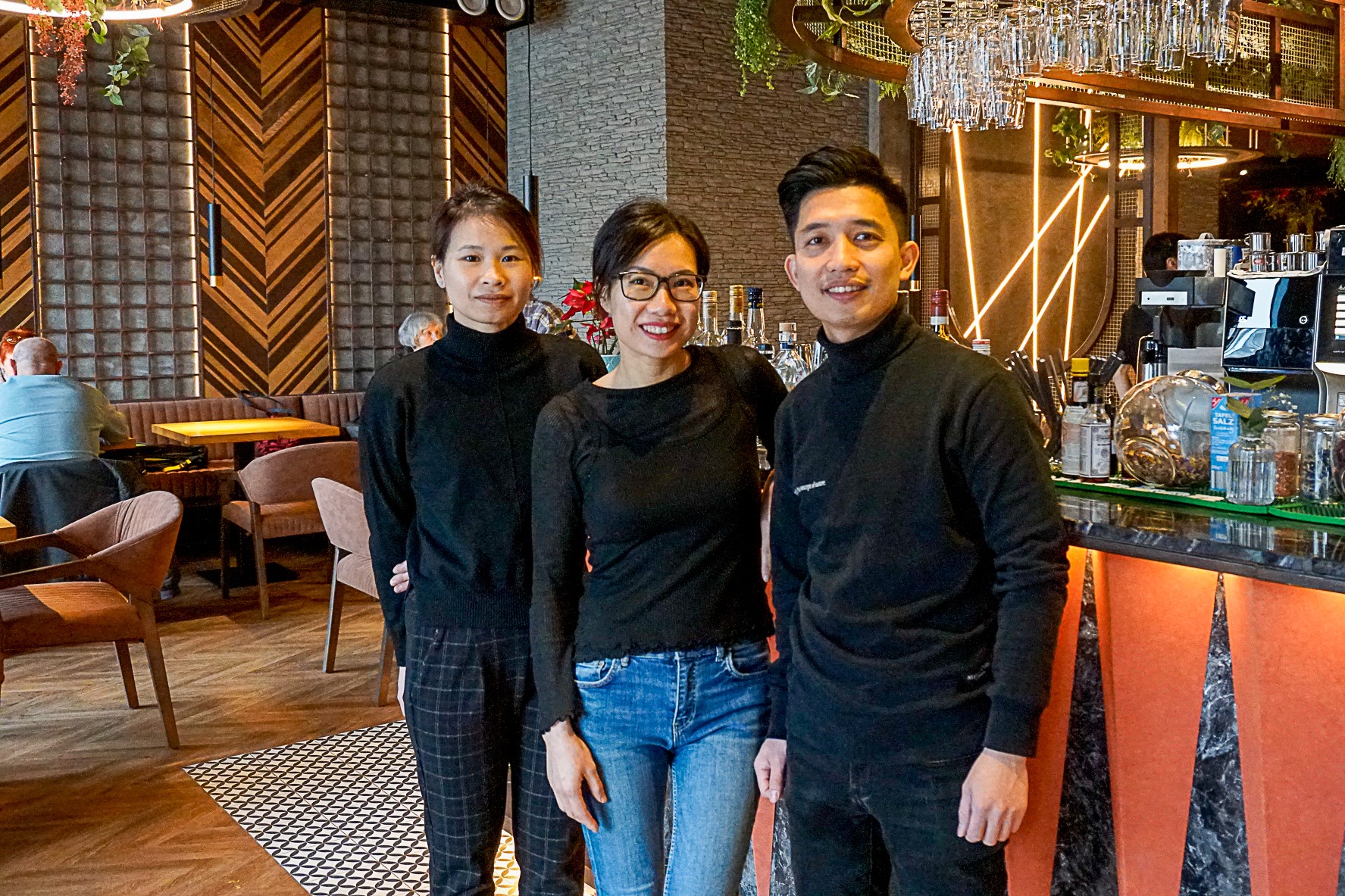 Mai Chi Do, Thuy Duong Ta und Liam sind drei der vier Inhaber von "1620". Foto: Julia Haas