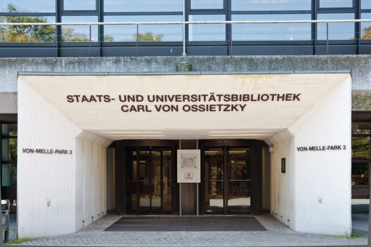 Von Januar bis März zeigt die Universität Hamburg eine Sammlung von Entdeckungen und Erfindungen von Nobelpreisträgern und Trägerinnen. Foto: Staats- und Universitätsbibliothek Hamburg Carl von Ossietzky