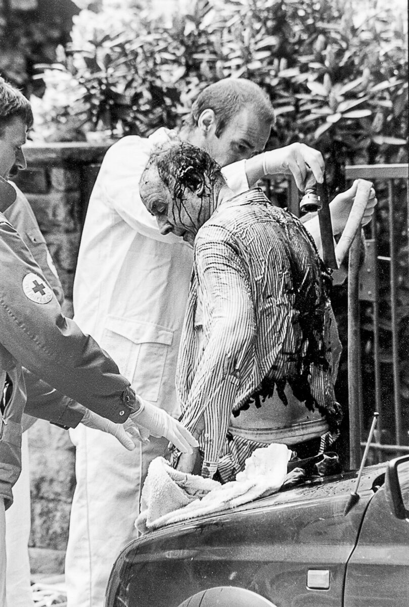 Jens-Peter L. wurde nach der Tat von Rettungssanitätern betreut. Foto: Thomas Hirschbiegel