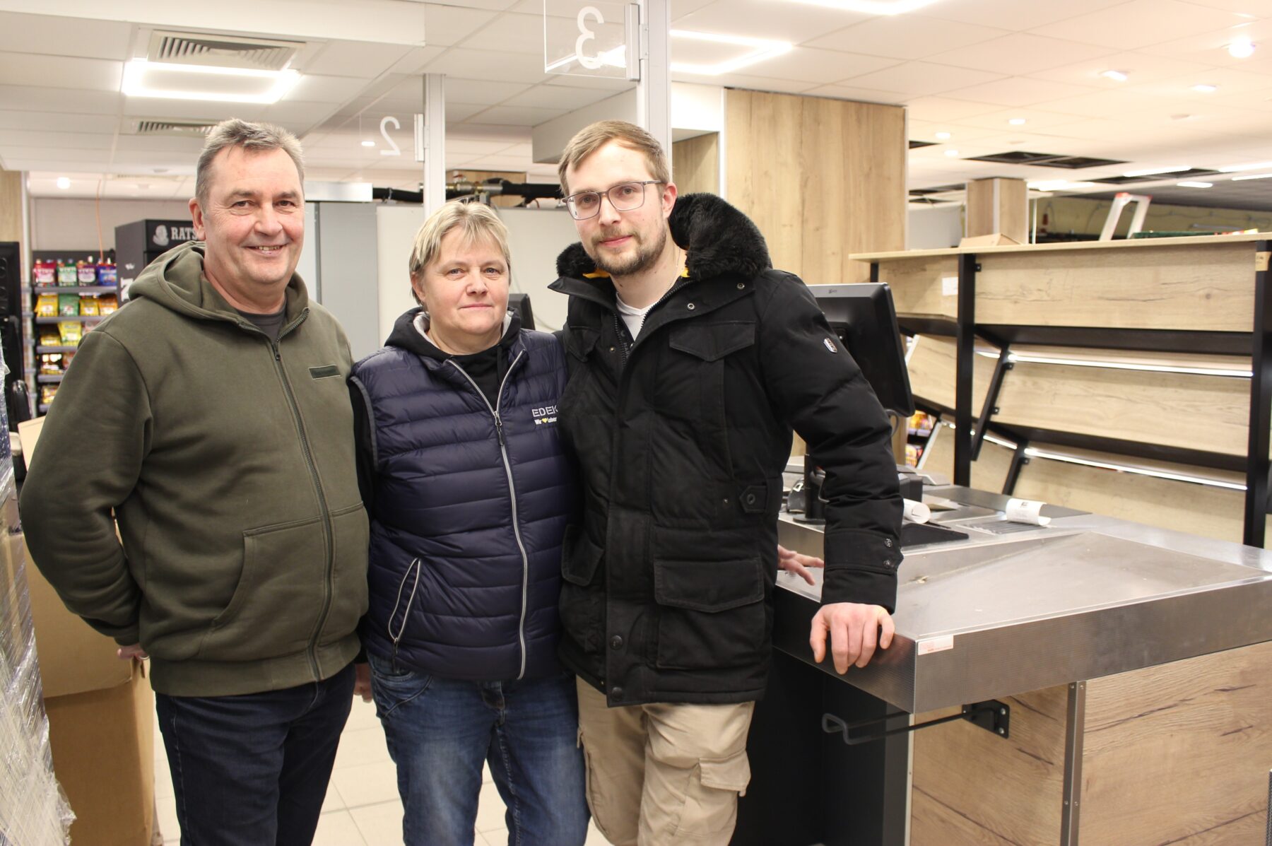 Martin, Petra und Jan Wucherpfennig haben ihren Edeka-Markt an der Osterstraße umgebaut.