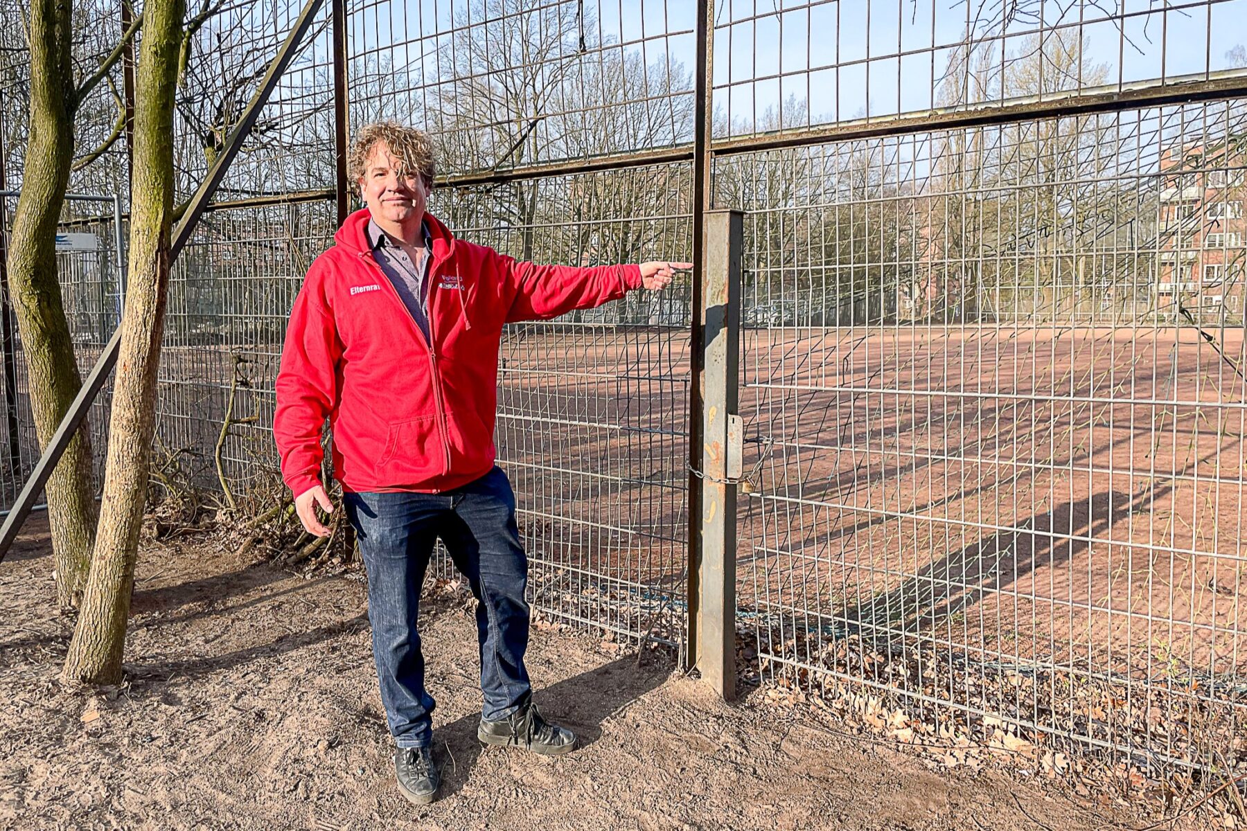 An der Grundschule Tornquiststraße wird es eng, Elternratsvorsitzender Carsten Schmela hofft auf diesen Sportplatz in Eimsbüttel. Foto: Julia Haas