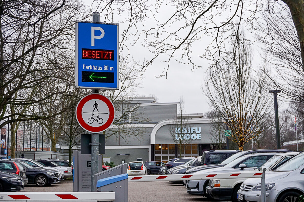 Der Parkplatz vor der "Kaifu-Lodge" ist abends oft voll. Auf die Tiefgarage des benachbarten Krankenhauses wollen Autofahrende kaum ausweichen.