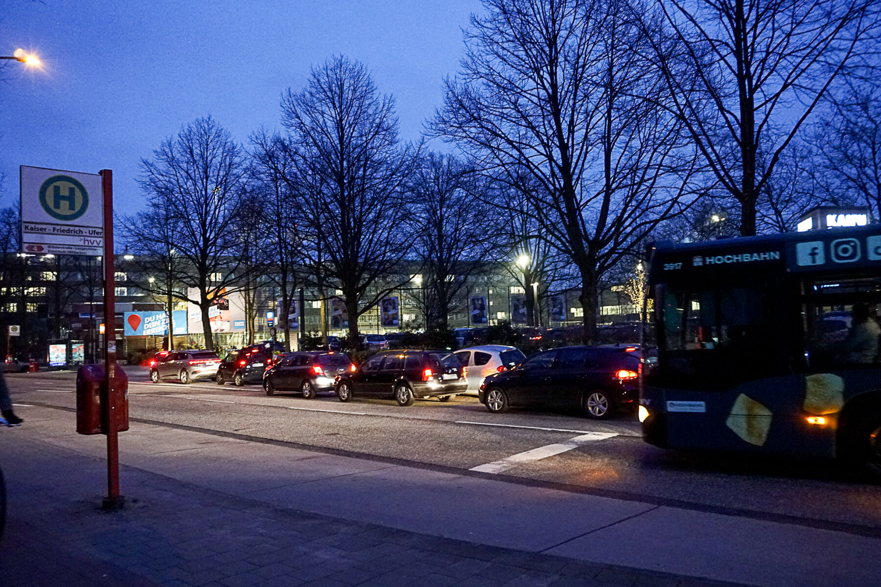 Vor dem Parkplatz der "Kaifu-Lodge" kommt es abends häufig zu Staus auf der Bundesstraße. Die Anwohner beschweren sich über Lärmbelästigung durch hupende Autos.