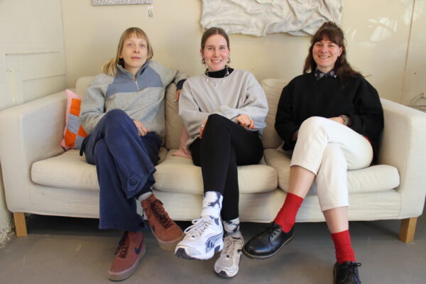 Katrin Rieber, Katharina Linke und Alina Holz (v.l.) freuen sich, dass ihr Pop-up-Store länger bleiben kann.