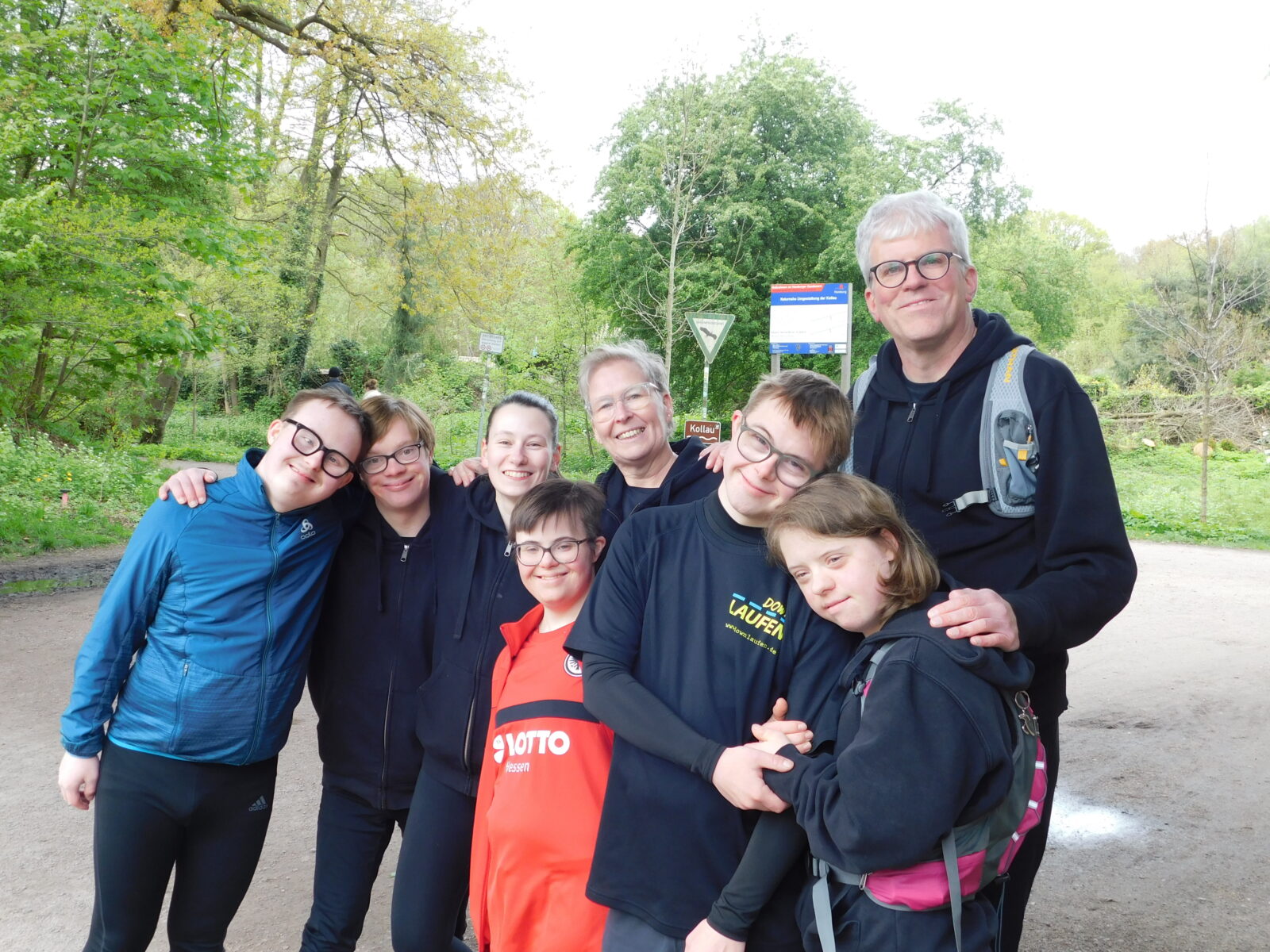 Teilnehmende und Laufpaten mit Gründer Mirko Thiessen (rechts). Foto: Julia Haas