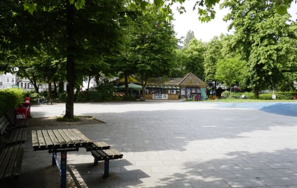 Torben Urbanski schlägt zentrale Plätze in Eimsbüttel für das Public Viewing vor. Geeignet sei zum Beispiel der Else-Rauch-Platz. Foto: Amelie Müller