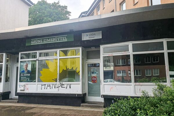 Mittlerweile hat das Büro des Grünenpolitikers die Schriftzüge und die Farbe wieder entfernt. Foto: Amelie Müller