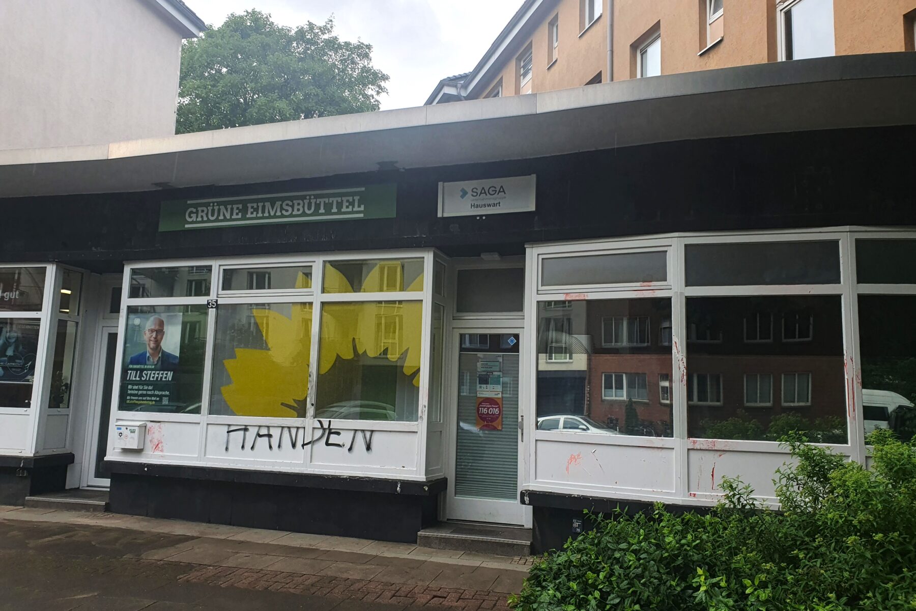 Mittlerweile hat das Büro des Grünenpolitikers die Schriftzüge und die Farbe wieder entfernt. Foto: Amelie Müller