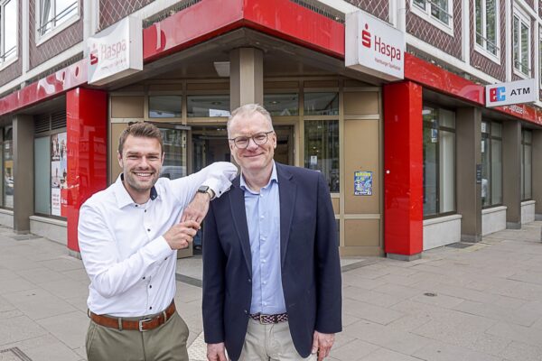 David Kunze und Daan Scheffer vor der Haspa-Filiale in der Osterstraße 125.