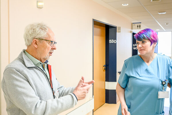 Bernd Morgenthal schätzt den Austausch mit den Pflegekräften im Albertinen Krankenhaus in Schnelsen. Foto: Rainer Wiemers