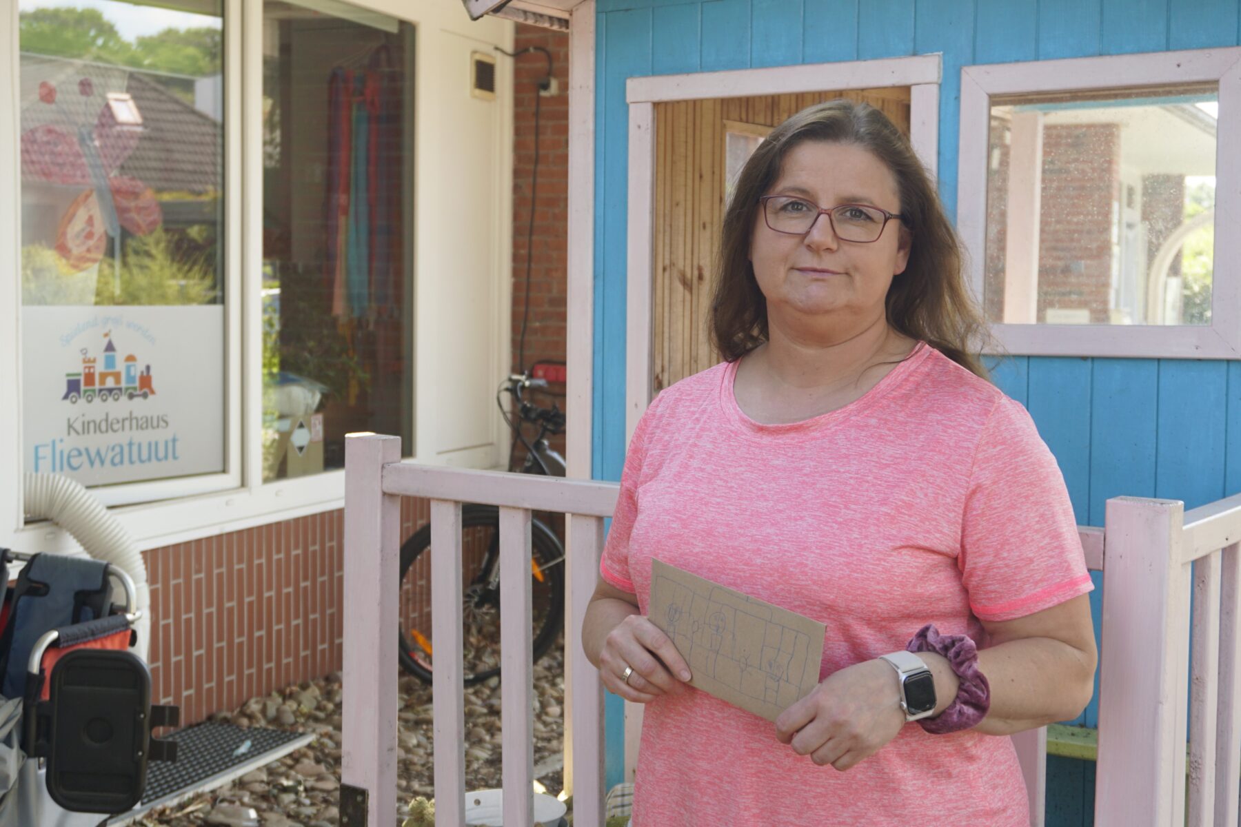 Nach einer Vandalismus-Serie im Vorgarten des "Kinderhauses Fliewatuut" haben die Eltern der Kitaleiterin Magdalena Jahn eine Spende von 365 Euro überreicht. Foto: Amelie Müller