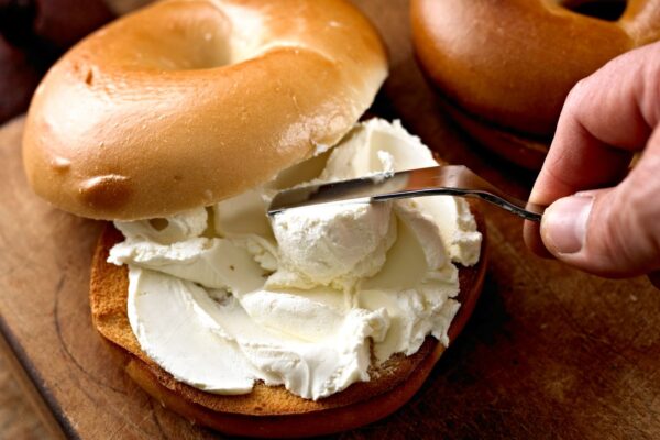 In einem Eimsbütteler Frühstückscafé eskalierte ein Streit um Frischkäse. Symbolfoto: Canva