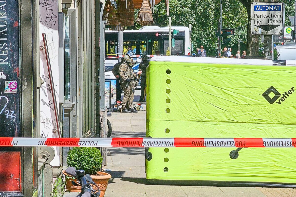 Vor dem Haus baute die Feuerwehr ein Sprungtuch auf. Foto: HamburgNews