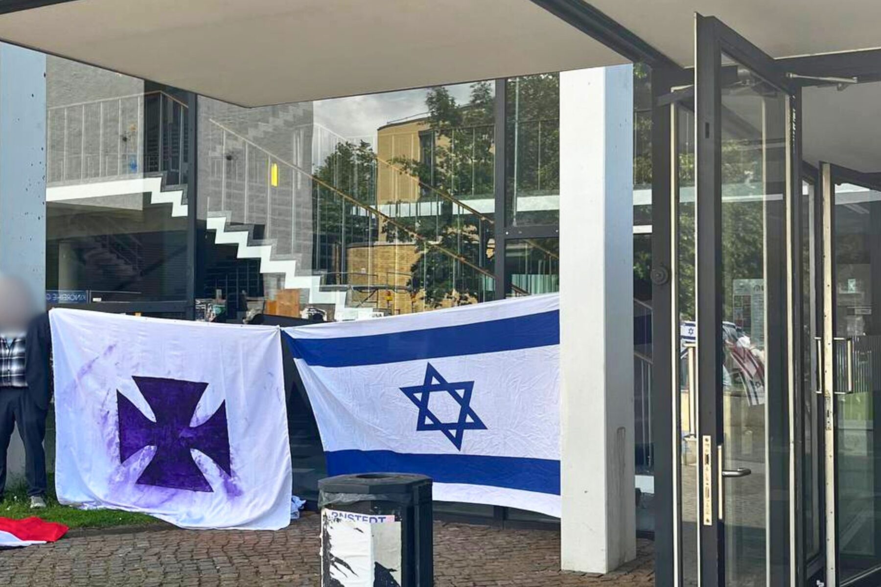 Mann leugnet den Holocaust auf Campus der Universität. Foto: Students for Palestine HH