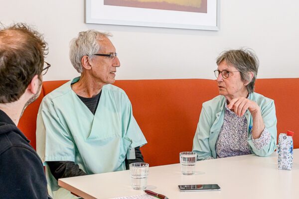 Imme Koschnitzke (rechts) leitet seit zehn Jahren das Team der Grünen Damen und Herren im Agaplesion. Als Ehrenamtliche ist sie seit 23 Jahren dabei.
