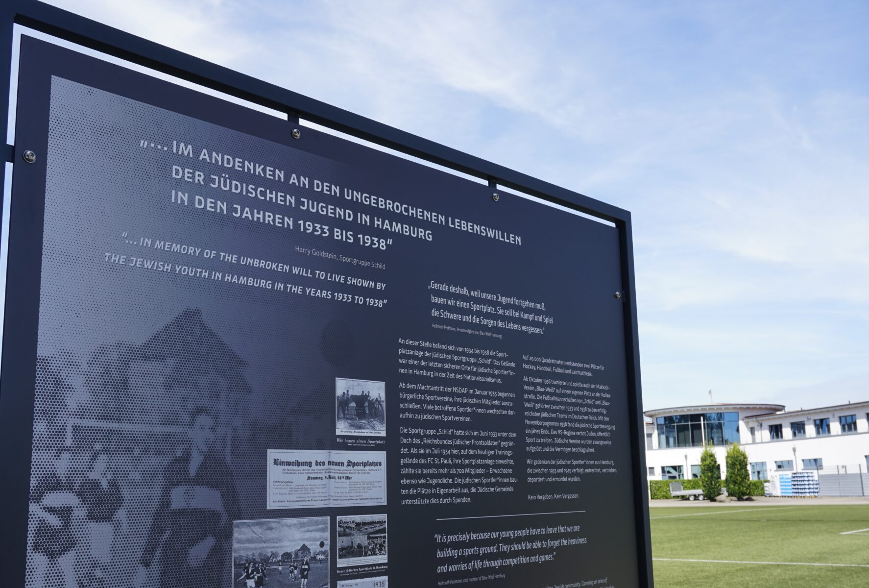 Auf dem Trainingsgelände des FC St. Pauli an der Kollaustraße erinnert eine Gedenktafel an die Nutzung des Geländes durch jüdische Vereine im Nationalsozialismus.
