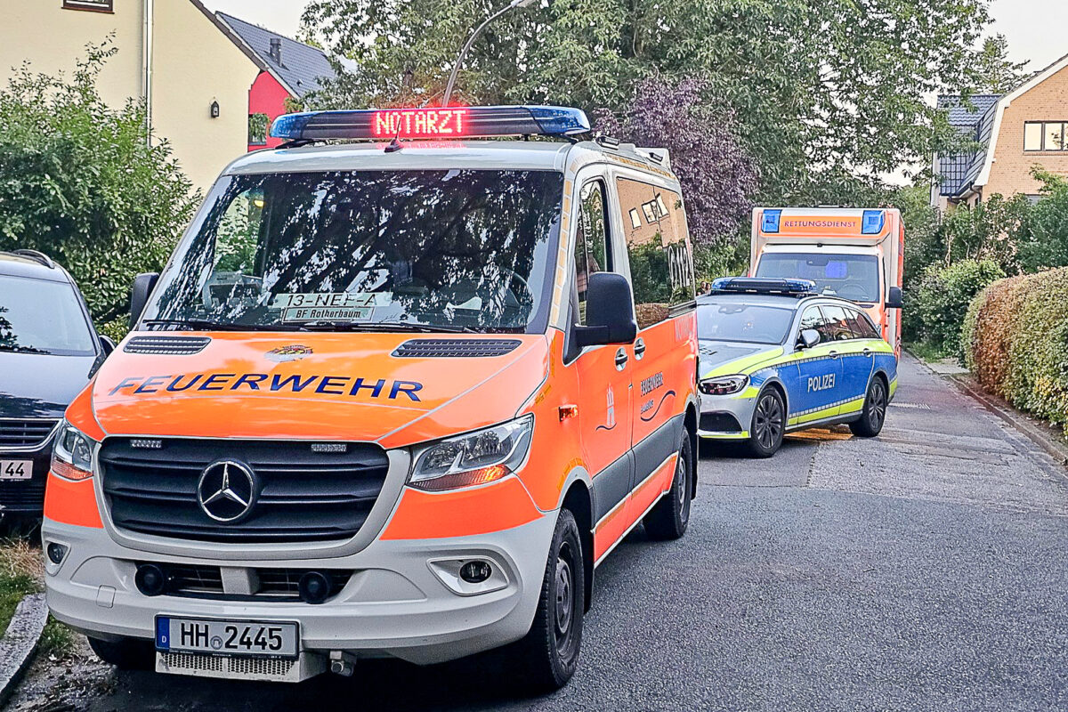 In Lokstedt starb ein Mann, weil er von einer Leiter gefallen war. Rettungskräfte vor Ort konnten dem Verunglückten nicht mehr helfen. Foto: HamburgNews
