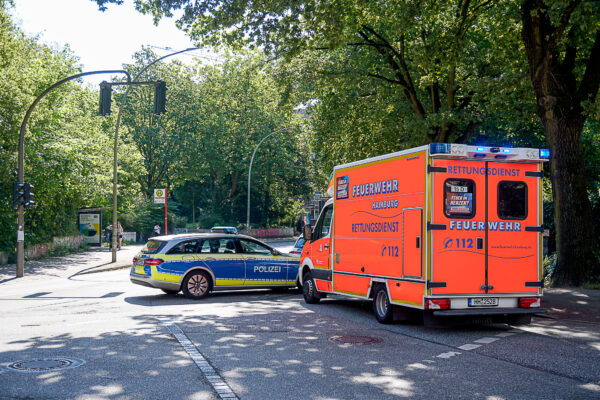 Bei einem Unfall auf der Kreuzung Stresemannallee / Eidelstedter Weg wurden ein Radfahrer und ein Kind leicht verletzt.