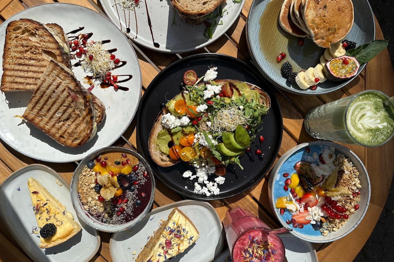 Eimsbüttel bietet eine Vielzahl an Frühstücksmöglichkeiten – von gemütlichen Cafés bis hin zu hippen Frühstücksbars. Ob herzhaftes Frühstück für Frühaufsteher oder entspannter Brunch für Langschläfer, hier startet jeder genussvoll in den Tag.