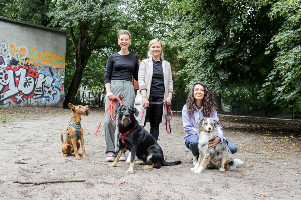 Christin, Lisa und Liza (von links) setzen sich für bessere Hundewiesen in Eimsbüttel ein.