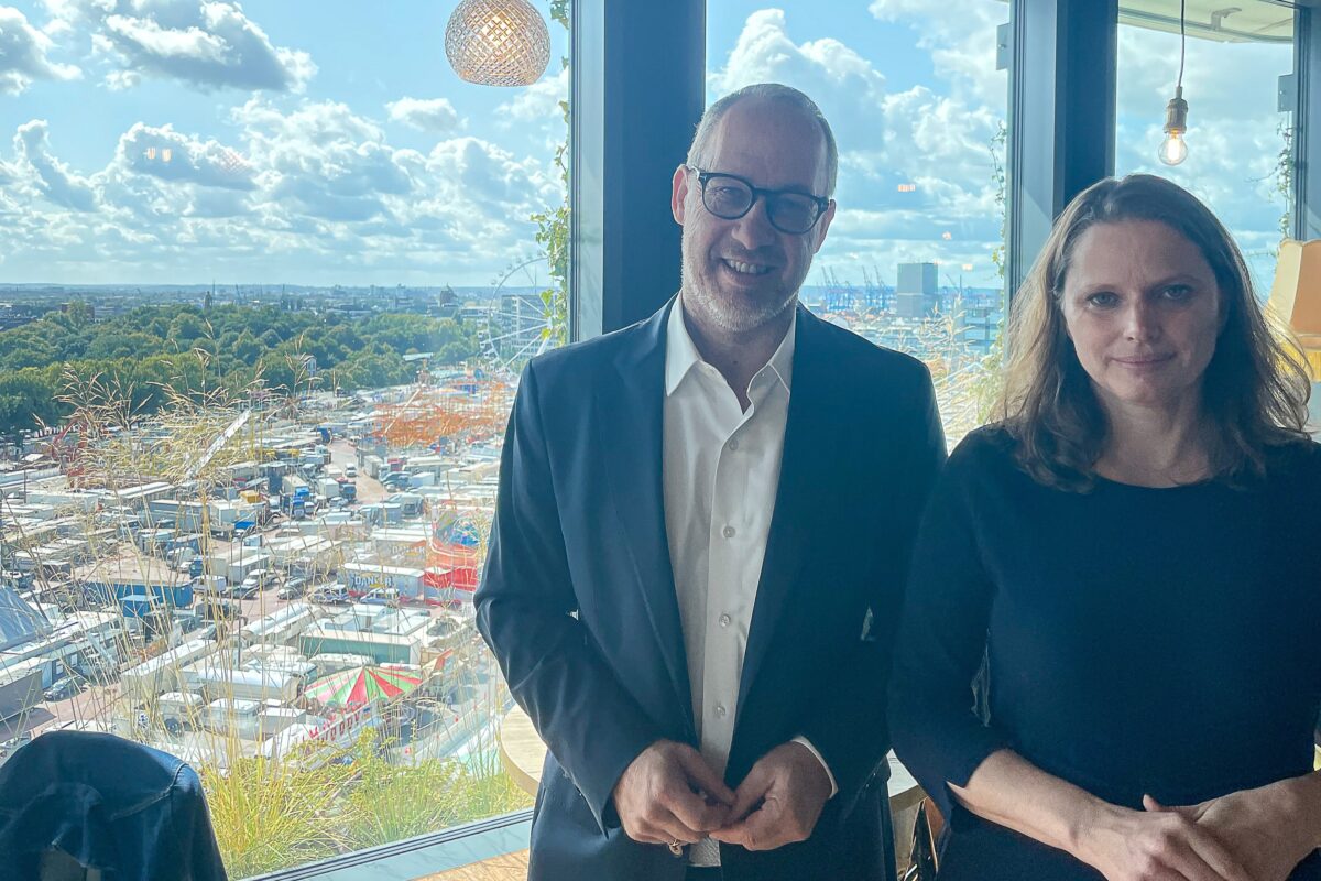 Zur Jahreskonferenz von "Hamburg Tourismus" luden Geschäftsführer Michael Otremba und Wirtschaftssenatorin Melanie Leonhard in den neu eröffneten Grünen Bunker an der Feldstraße. Foto: Julia Haas