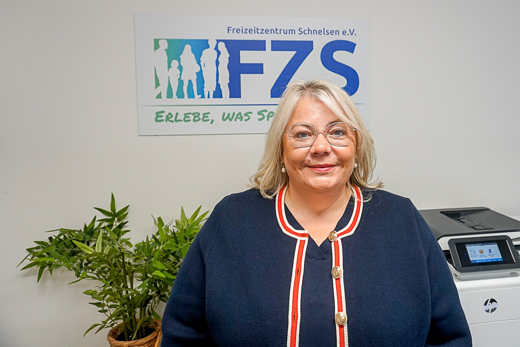Silke Seif ist seit 2008 im Freizeitzentrum aktiv und die Vorsitzende des Vereins. Sie veranstaltet monatlich ein kommunalpolitisches Forum, um lokale Probleme zu besprechen. Der Verein wurde 1975 gegründet und umfasst rund 300 Mitglieder. Aktuell plant das Freizeitzentrum sich zu vergrößern, um Raum für mehr Angebote zu schaffen. Neben Sprachgruppen, Kulturveranstaltungen und einem Chor, produziert der Verein den Podcast „Endstation Schnelsen – Bitte Einsteigen”.