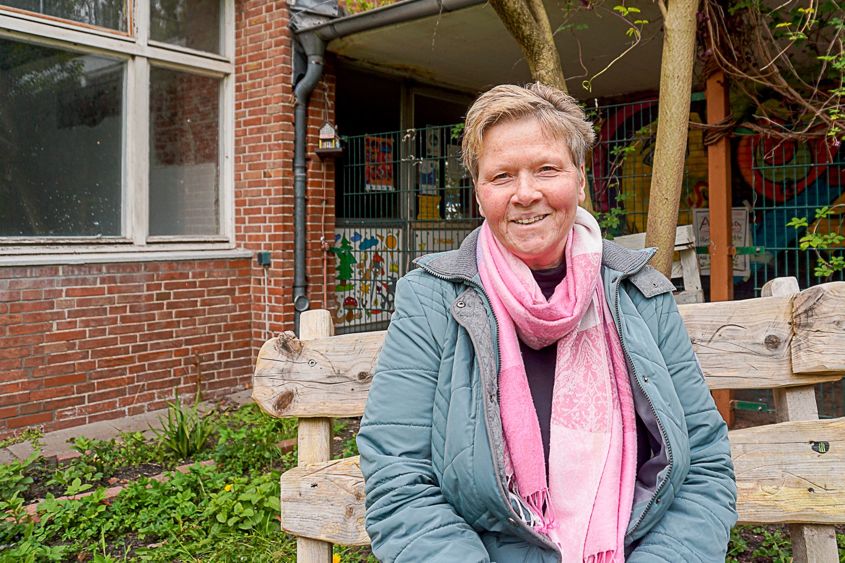 Dagmar Timm ist die Schriftführerin im Vorstand von Wir für Niendorf. 2015 wurde Wir für Niendorf als Initiative für Flüchtlingshilfe ins Leben gerufen. 2020 entstand daraus ein Verein. Über 100 Ehrenamtliche engagieren sich. Der Fokus des Vereins liegt auf der Integration – die niedrigschwelligen Angebote sind aber für alle offen. Der Verein bietet unter anderem ein Café, Kunst-Workshops, Sprachkurse, Hilfe mit Behördenbriefen und Anträgen sowie Kochaktionen.