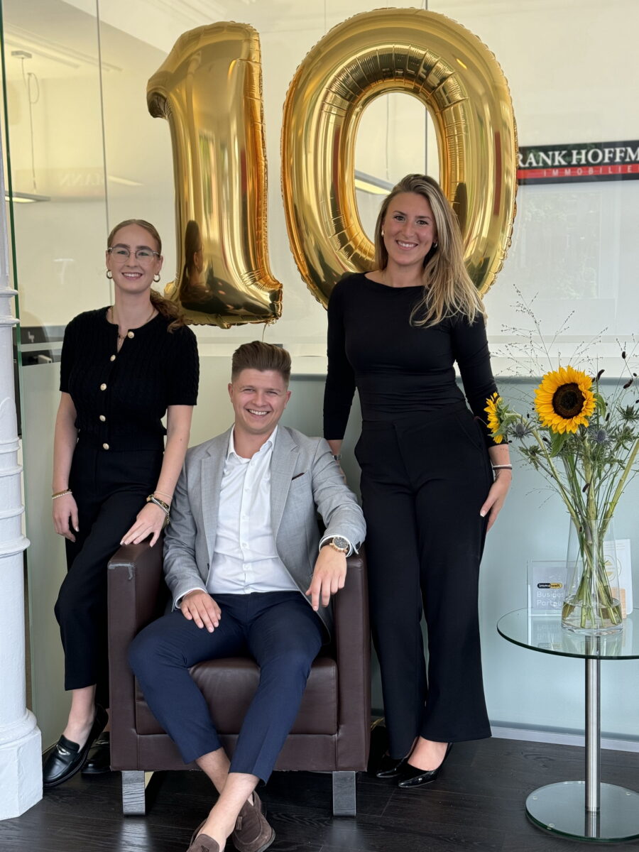 Das Team in Eimsbüttel: Marktassistenz Lea Kienitz, Immobilienmarkler Keanu Templin und Tana Rhode (v.l.n.r.).