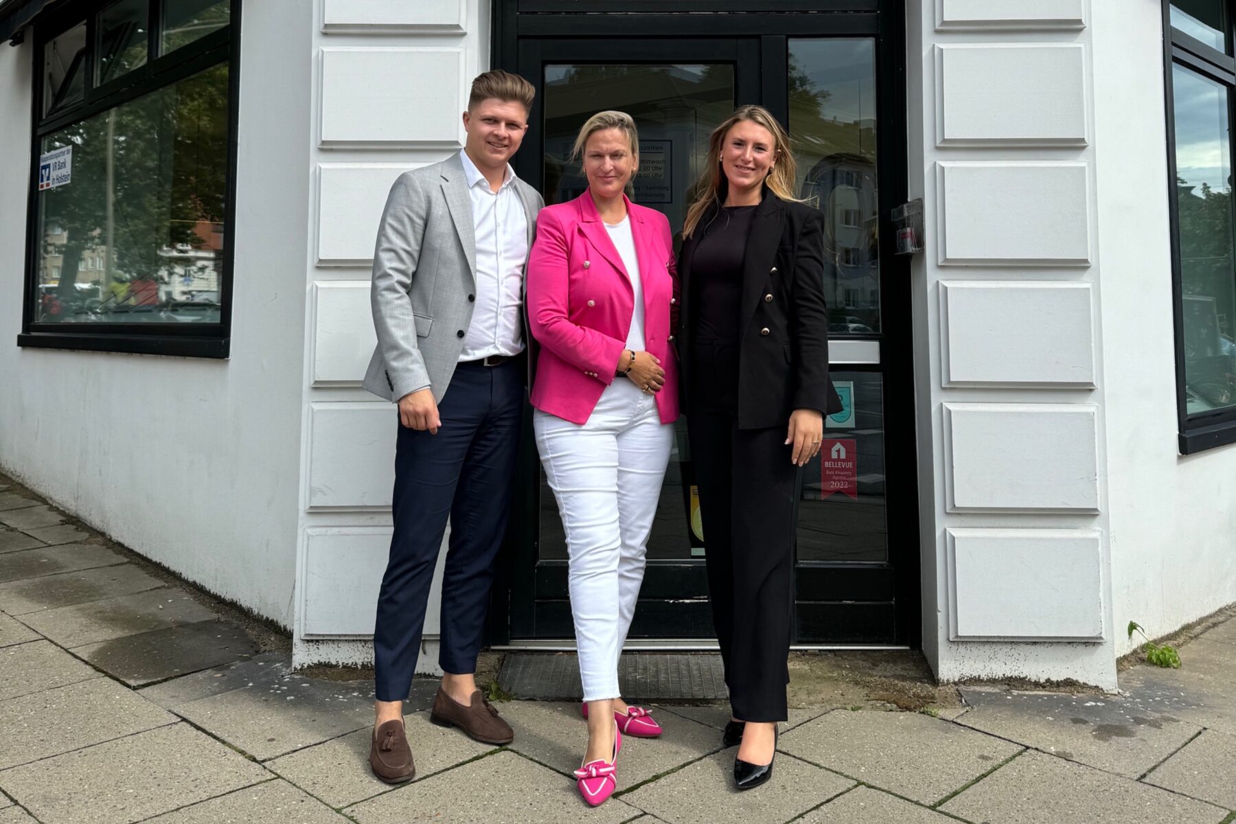Das Maklerteam mit Geschäftsführung vor der Filiale in der Gärtnerstraße in Hamburg.