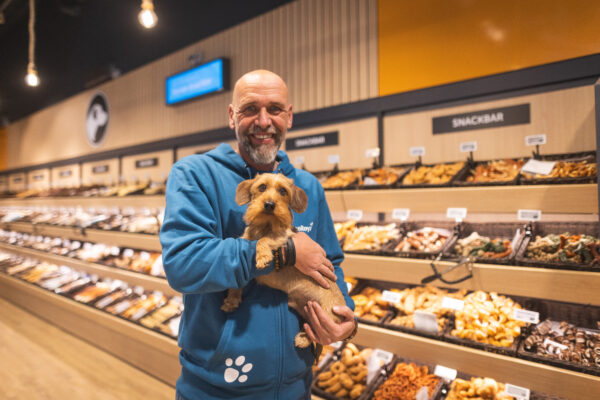 Hamburg-Eimsbuettel-ZooRoyal-Holger-Stanislawski-mit-Hund-auf-dem-Arm