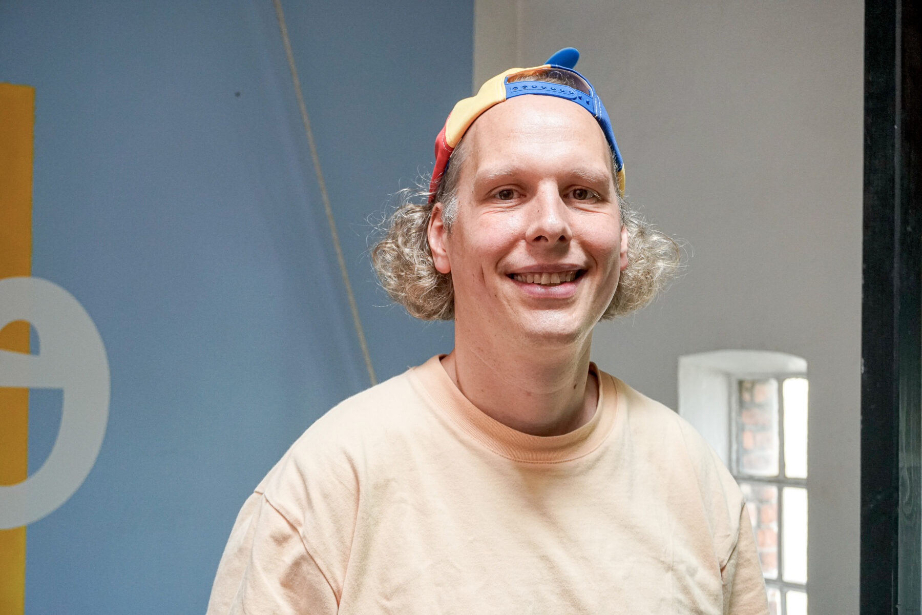 Gilg Fricks Markenzeichen ist die Propellermütze. Foto: Julia Haas