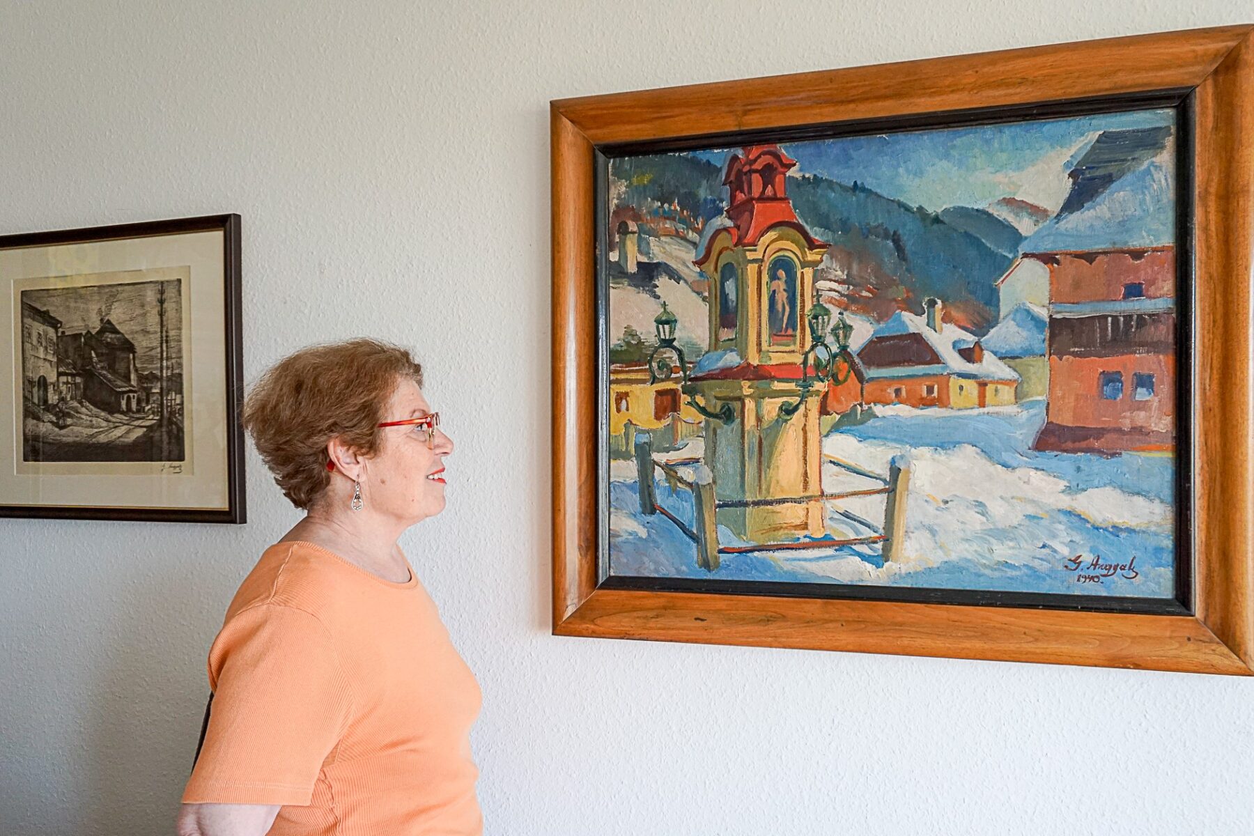 Judith Landshut blickt auf ein Bild in ihrer Wohnung, das die Heimat ihrer Mutter zeigt. Foto: Julia Haas